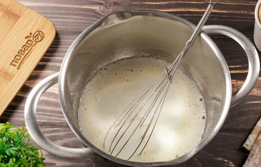 1. Этап. Заливной пирог на кефире с творогом: Добавьте кефир и соду. Перемешайте. На поверхности должны появиться пузырьки.