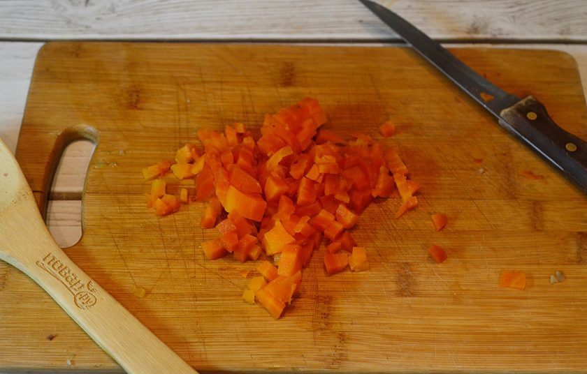 1. Этап. Оливье со скумбрией: 4. Морковь почистите и нарежьте кубиком.