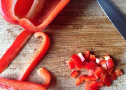 1. Этап. Крабовый салат обычный: Такими же по размеру кубиками нарезаем сладкий болгарский перец. Лучше брать перец красного цвета, салат получится более нарядным.