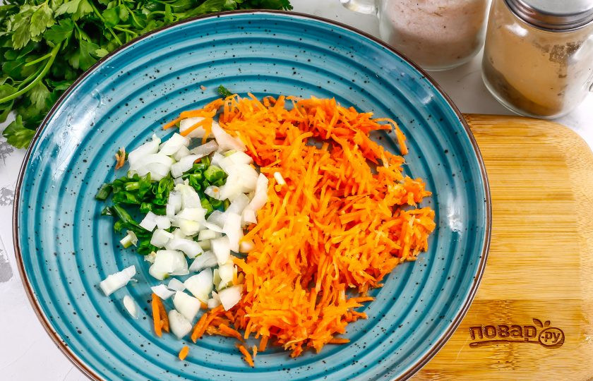 1. Этап. Рыбный суп с сельдереем: Морковь и лук очистите от кожуры, промойте в воде и натрите морковь на терке с мелкими ячейками, а лук нарежьте мелким кубиком.