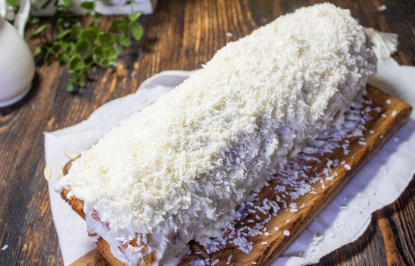 1. Этап. Рулет Рафаэлло: Смажьте рулет отложенным кремом и посыпьте оставшейся кокосовой стружкой. Уберите в холодильник на пару часов для стабилизации.