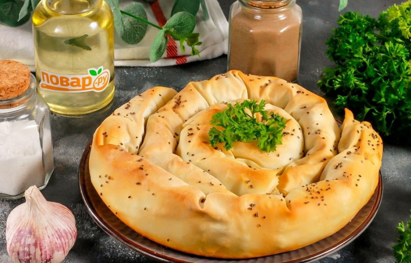 1. Этап. Пирог с мясом из теста Фило: Дайте пирогу остыть и извлеките его из формы на тарелку. Заварите ароматный чай.