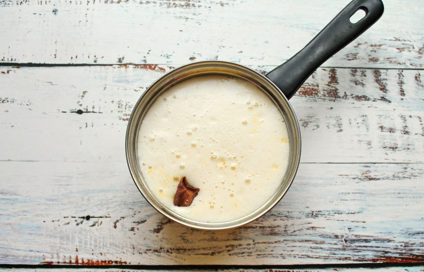 1. Этап. Гжанец: Влейте в кастрюлю пиво и перемешайте.