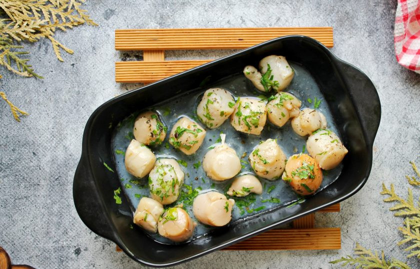 1. Этап. Морские гребешки в духовке: Поставьте гребешки в горячую духовку и запекайте при температуре 180 градусов в течение 5 минут. Перемешайте и запекайте еще 10 минут. Спустя время готовые гребешки достаньте и сразу подавайте к столу.