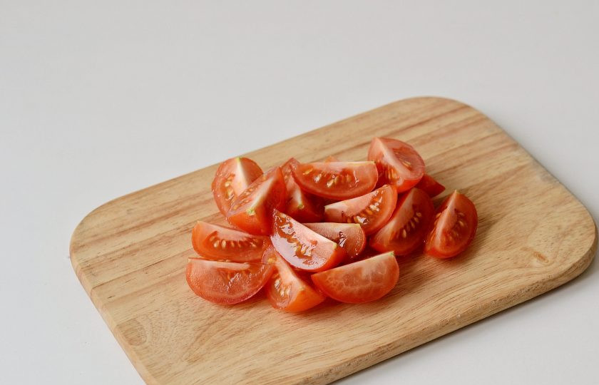 1. Этап. Салат с хрустящими баклажанами и помидорами: Разрежьте томаты черри пополам.