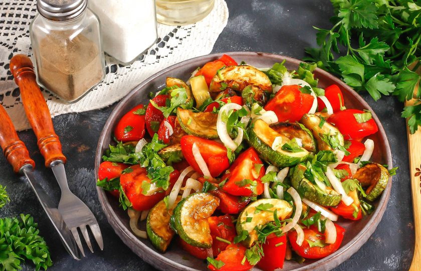 1. Этап. Теплый салат из кабачков и помидоров: Выложите салат на тарелки и подайте к столу теплым.