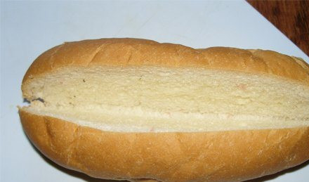 1. Этап. Хот-дог с горчицей: 3. Булочки разрезаем вдоль.