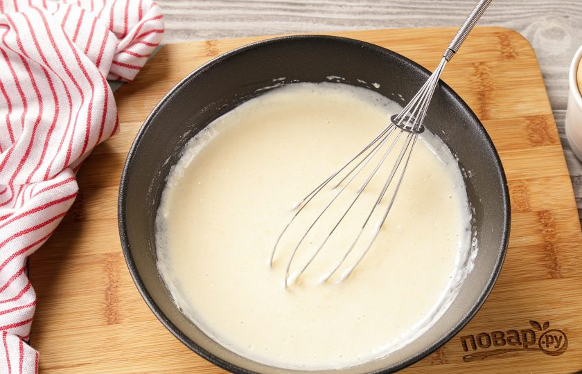 1. Этап. Цветаевский пирог с грушами: Венчиком перемешайте ингредиенты до однородного состояния. Заливка по консистенции должна напоминать нежирную сметану.