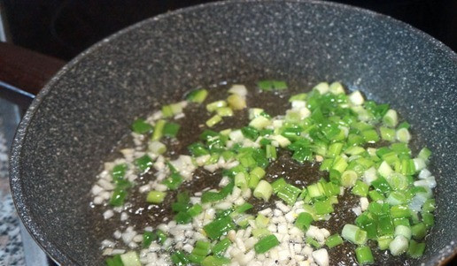 1. Этап. Грибы эноки: Выложить часть лука и чеснок, жарить на хорошем огне 2 минуты.