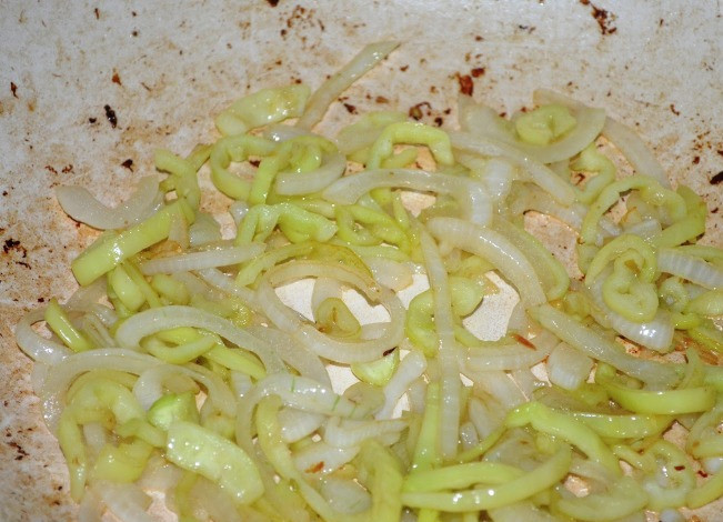 1. Этап. Соте из баклажанов и кабачков: И лук с перцем. После каждого шага убирайте обжаренные овощи со сковороды, при необходимости добавьте немного масла.