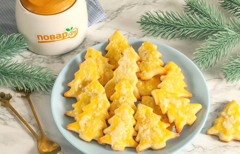 1. Этап. Творожное печенье «Елочки»: Выложите готовое печенье на тарелку и остудите. Его корочка станет хрустящей, сахарной. Подайте десерт к столу и заварите кофе, чай.