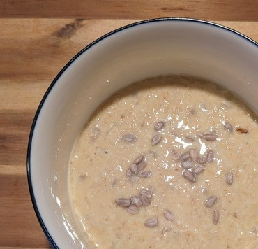 1. Этап. Булочка из отрубей в микроволновке: Высокую кружку или горшочек смазать растительным маслом, вылить тесто. У меня такая чашечка диаметром 12 см. Выпекать в СВЧ на 800 ватт 3 минуты.