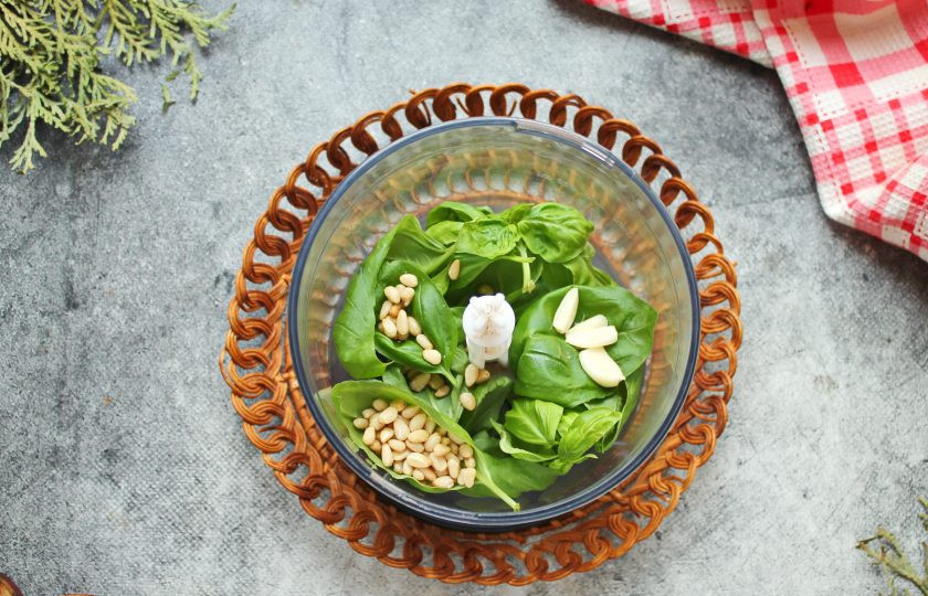 1. Этап. Паста с креветками и соусом Песто: В чашу блендера выложите листья базилика, кедровые орешки и очищенный чеснок.