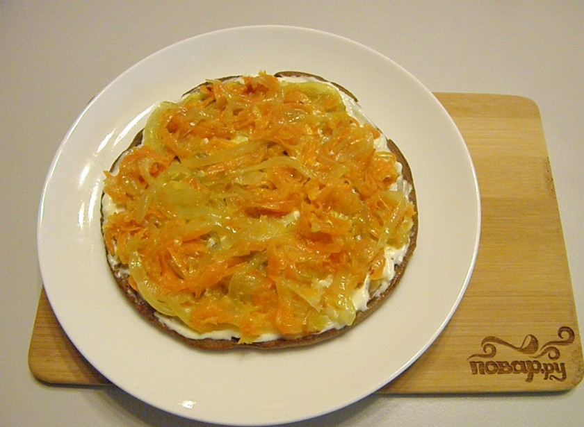 1. Этап. Печеночный торт из куриной печени: Сверху распределите немного начинки.