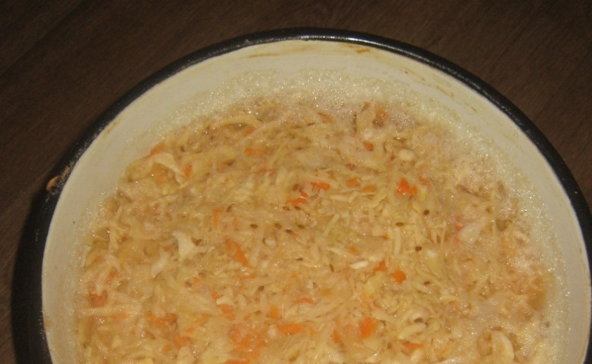 1. Этап. Капуста квашеная классическая: 3. В теплом месте пусть стоит три дня. Дальше гнет снимаем, перемешаем капусту и сольем ненужный рассол.