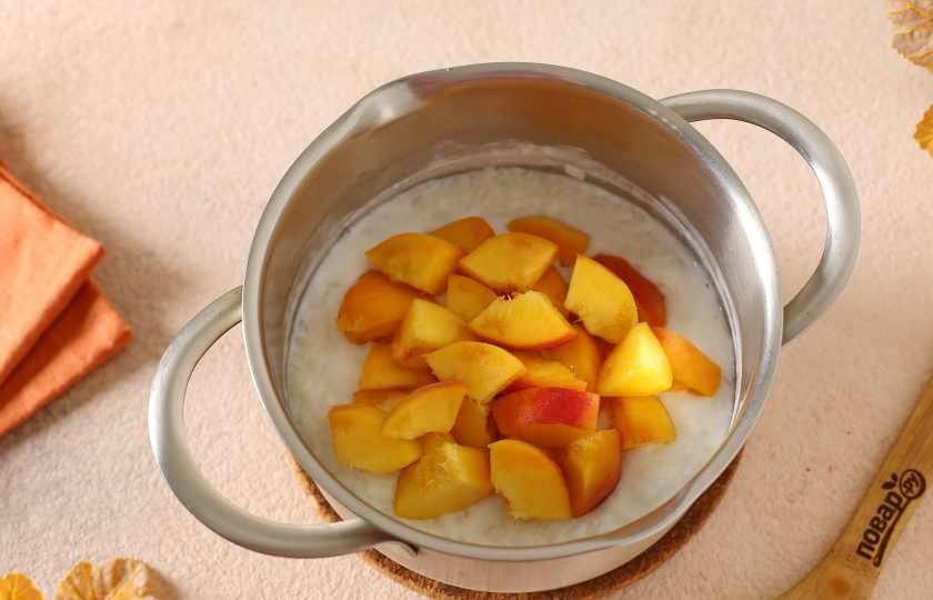 1. Этап. Рисовая каша с персиками: Добавьте в рисовую кашу персики, перемешайте, прогрейте пару минут, выключите и дайте настояться под крышкой 10-15 минут.