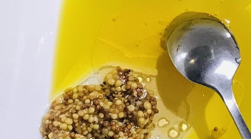 1. Этап. Салат с тыквой, шпинатом и заправкой Шерри: Готовить соус - горчица зерновая, мёд, уксус и оливковое масло смешать, лучше все это поместить в банку с крышкой, взболтать до однородного состояния.