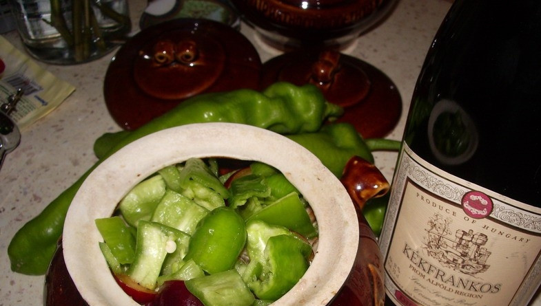 1. Этап. Свинина со сливой в духовке: В горшочки для запекания уложите слоями все подготовленные ингредиенты. Первый слой должен состоять из слив, затем — перец, а сверху него — мясо. Повторите в этой же последовательности слои еще раз. Каждый слой солите, добавляйте немного перца. Разбавьте вино водой в пропорции один к одному. Залейте содержимое горшочков разбавленным алкоголем.