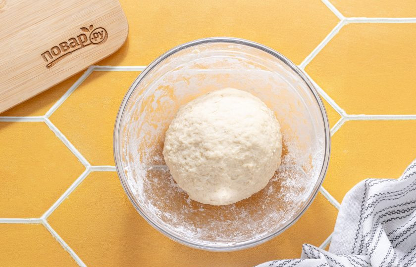 1. Этап. Булочки без яиц на йогурте: Замесите плотное однородное тесто. Долго его вымешивать не нужно.