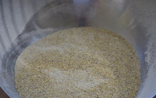 1. Этап. Пирог на банановой муке: 2. Сушеные бананы измельчите в чаше блендера в крошку. Все, домашняя мука из бананов готова.