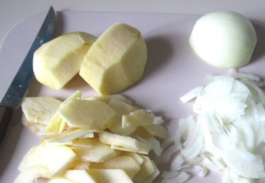 1. Этап. Салат из брюссельской капусты: У яблока удалить сердцевину, лук очистить. Затем всё тонко нарезать и поместить в удобную посуду для дальнейшего приготовления.