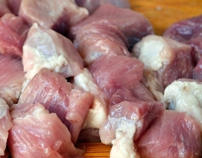 1. Этап. Свинина в горшочке: Мясо хорошо промываем водой и нарезаем на небольшие кусочки.