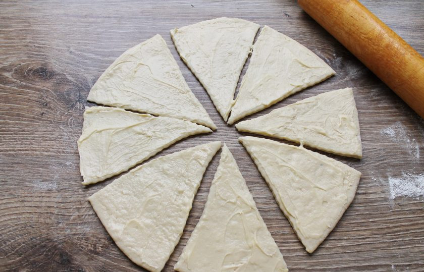 1. Этап. Рогалики в хлебопечке: Смажьте каждый сегмент тонким слоем масла с мукой.