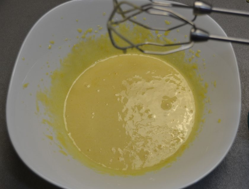 1. Этап. Мандариновый торт на Новый год: Взбейте 2 желтка, 10 грамм ванильного сахара и обычный сахар. Из объема сахара, предназначенного для теста (105 грамм) уберите одну столовую ложку (она пригодится позже), остальной сахар смешайте с желтками.