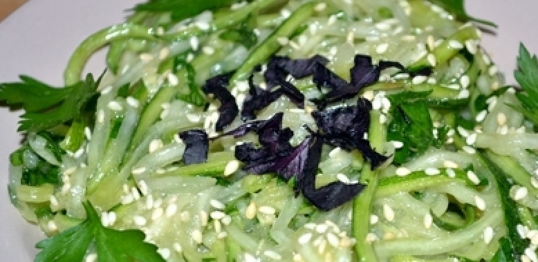 1. Этап. Салат из свежих кабачков: Посыпаем семенами кунжута. Размешиваем. Выливаем заправку. Еще раз перемешиваем. Кладем в салатницу. И подаем к столу. Приятного аппетита!