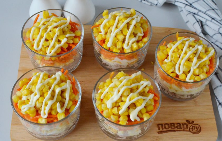 1. Этап. Новогодний слоеный салат: Немного майонеза сверху.