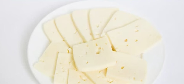 1. Этап. Баклажан веером: Часть (200г) сыра нарежьте ломтиками, а часть (50г) натрите.