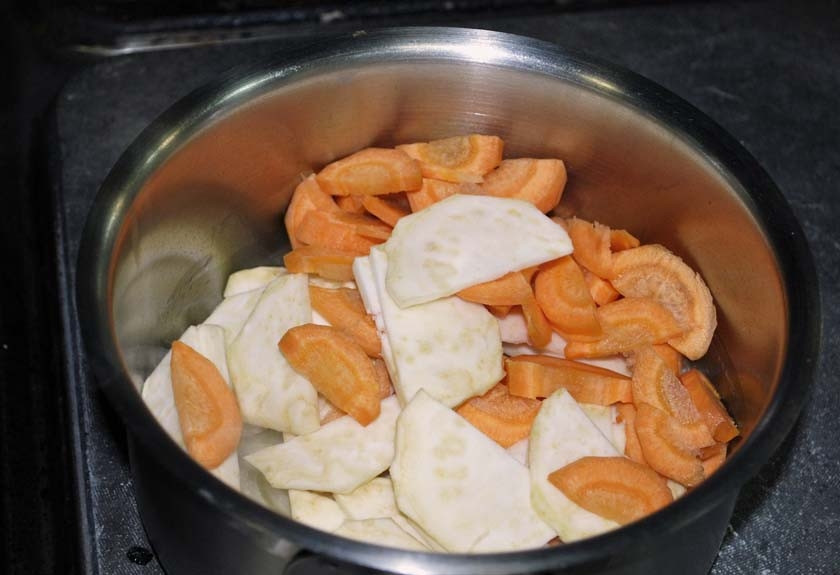 1. Этап. Свичкова на сметане: Очистите морковь и сельдерей, а затем нарежьте их крупными дольками. Эти овощи слегка обжарьте в сотейнике на растительном масле. Овощи должны стать мягкими.