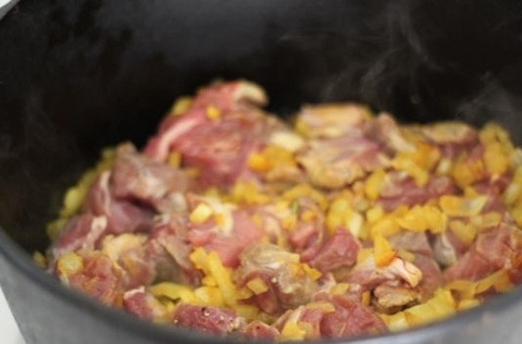 1. Этап. Тажин из ягненка с черносливом: 2. Разогрейте масло и обжарьте на сильном огне мясо до образования корочки. Добавьте лук, чеснок, имбирь, шафран. На среднем огне обжарьте еще пару минут.