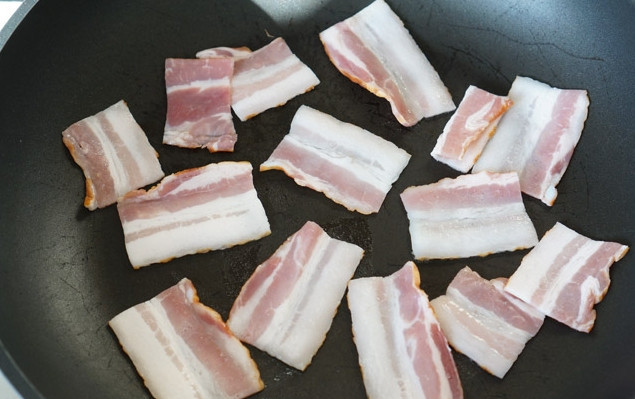 1. Этап. Салат Хрум-хрум: 2. Обжарим бекон на сухой сковороде, чтобы он пустил жирок и подрумянился.