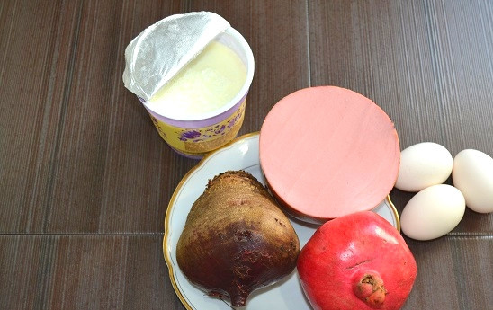 1. Этап. Салат из свеклы и граната: 1. Первым делом нужно отварить до мягкости свеклу и вкрутую яйца.