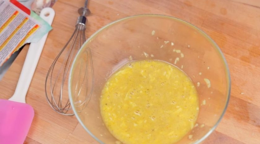 1. Этап. Чипсы из спагетти: 1. Для начала приготовьте яичную смесь. Для этого два яйца и один желток хорошо взбейте венчиком с тертым сыром, перцем и солью. Добавьте мелко нарезанный чеснок.