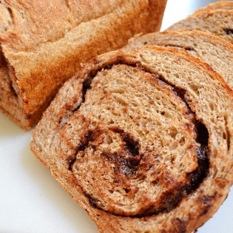 Рулет из хлебного теста с шоколадом