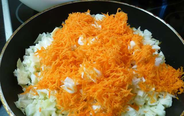 1. Этап. Пирожки за 5 минут на сковороде: 3. Грибы вынимаем, и в той же сковороде тушим капусту и морковь.