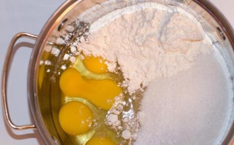 1. Этап. Слоеный торт с заварным кремом: Займемся приготовлением крема. Смешиваем яйца с мукой и сахаром: обычным и ванильным.