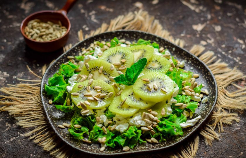 1. Этап. Зеленый салат с киви: Добавьте в салат семечки. Салат по желанию можно посыпать сахаром, также перед подачей можно добавить йогурт или сметану - не жирную. Вот и все, теперь подавайте салат к столу.