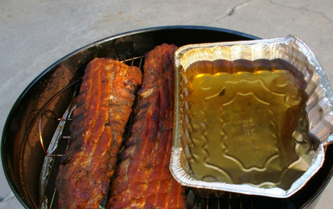 1. Этап. Копченые свиные ребрышки: Затем снимите фольгу, чтобы ребрышки поджарились и стали более румяными. Добавьте еще дубовой щепы и углей, готовьте час-полтора. Весь процесс в целом занимает часа 4.