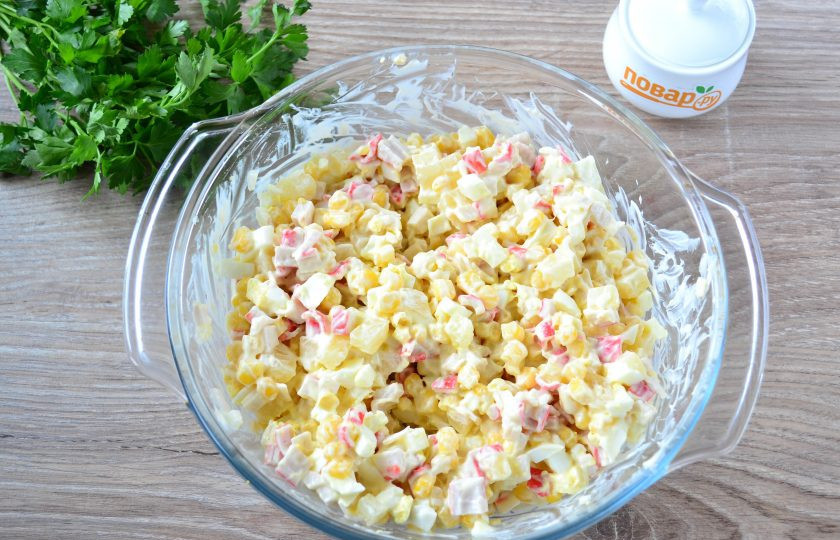 1. Этап. Салат с крабовыми палочками и ананасом: Заправьте салат майонезом, перемешайте.