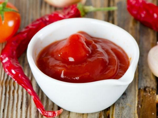 1. Этап. Домашний кетчуп в мультиварке: 4. Кетчуп перекладываем в чистые банки и закрываем стерильными крышками. Храним в холодильнике. Готово!