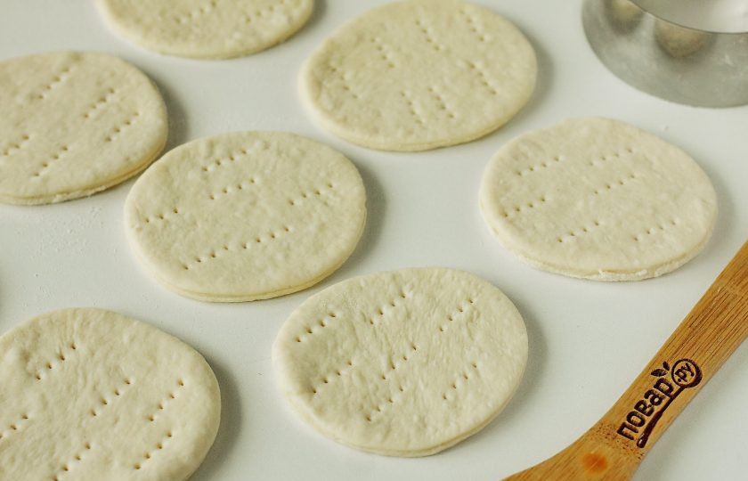 1. Этап. Дрожжевые пышки на сковороде: На каждой заготовке сделайте несколько проколов вилкой, накройте их полотенцем и оставьте еще на 10 минут.