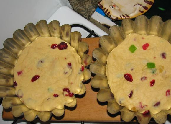 1. Этап. Тыквенный кулич: Формы для выпечки смазываем маслом. Когда тесто подойдет, добавляем в него подготовленные изюм и цукаты и хорошо вымешиваем. Заполняем формы тестом до половины, ставим их в теплое место, пусть тесто поднимется.