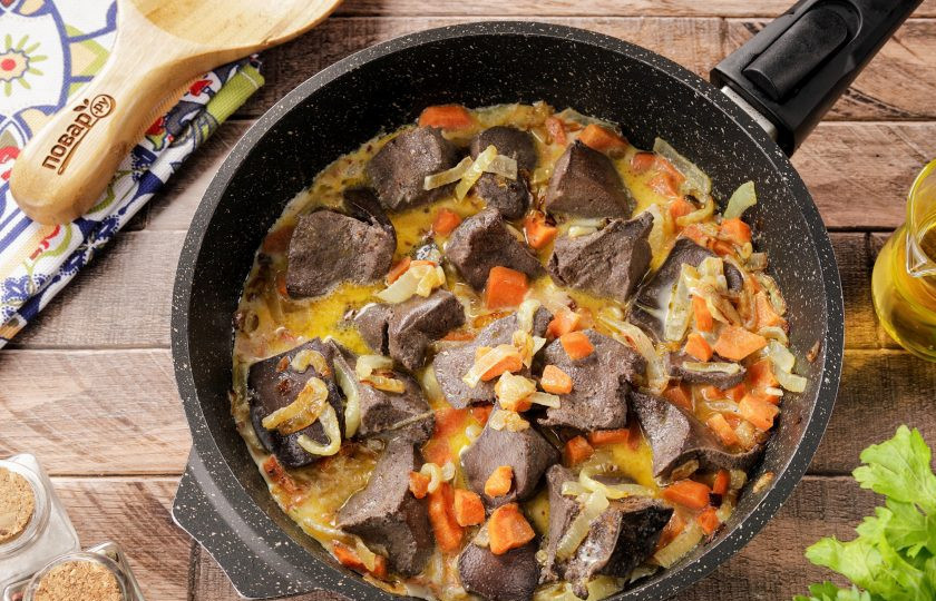 1. Этап. Печеночный паштет из свиной печени: Потушите примерно 2-3 минуты, дольше не нужно, так как печень от длительного приготовления становится жесткой на вкус.