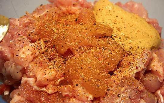 1. Этап. Слоеные пирожки с курицей и сыром: Мясо выложите в миску и добавьте соль, карри, перец или любые другие специи на ваш вкус. Перемешайте содержимое миски, накройте пищевой пленкой и отправьте в прохладное место мариноваться на 0,5-1 час.