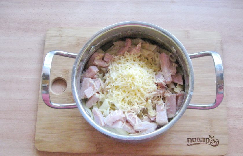 1. Этап. Паста с бужениной: Добавьте тертый сыр.