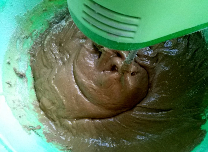 1. Этап. Пряники на Новый год: Просейте вместе муку пшеничную, какао, муку ржаную и специи. Добавьте постепенно в яично-медовую смесь и замесите тесто. Сначала миксером...