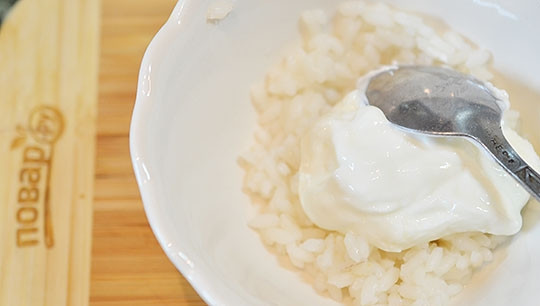 1. Этап. Паштетный салат из авокадо и риса: Для заправки смешайте мягкий творог, хрен. Посолите и поперчите.